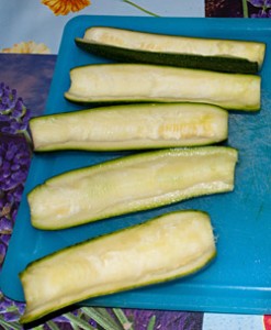 Tagliate e svuotate le zucchine