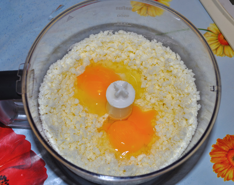 unite il succo di limone e le uova nel mixer