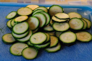 Tagliate le zucchine a rondelle sottili