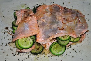 Adagiate il salmone e le zucchine sulla pasta sfoglia